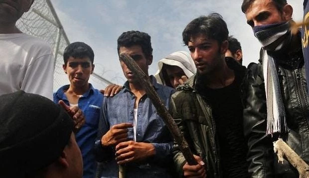 Πρωτοφανές! – Ποινική δίωξη κατά Έλληνα για το επεισόδιο στα Διαβατά – Οι μετανάστες τον χτύπησαν & του έσπασαν την νταλίκα